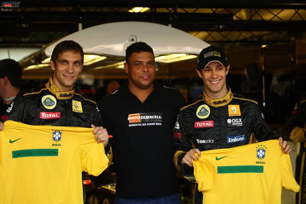 Witali Petrow (Renault) und Bruno Senna (Renault) rahmen Ronaldo ein