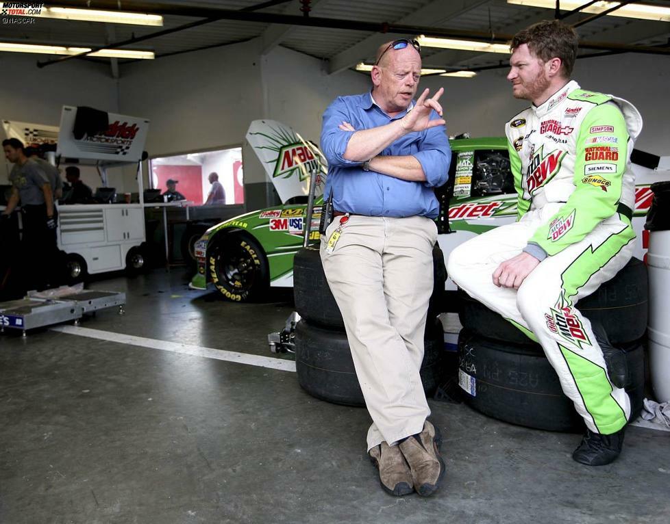 NASCAR-Renndirektor John Darby mit Dale Earnhardt Jr.