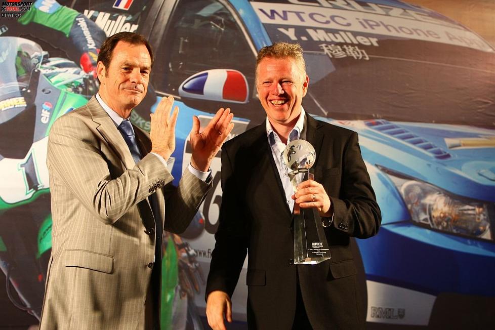 Eric Neve nimmt für Chevrolet den WM-Pokal für den Sieg in der Herstellerwertung entgegen