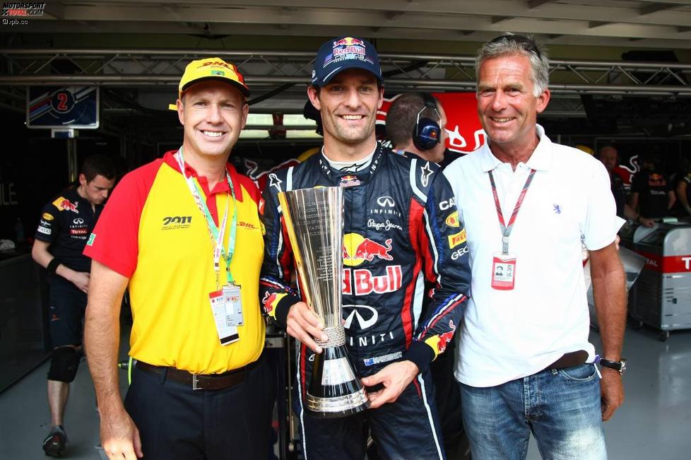 Mark Webber (Red Bull) gewinnt den Pokal für die meisten schnellsten Rennrunden in der Saison 2011, unter anderem überreicht von Christian Danner (rechts)
