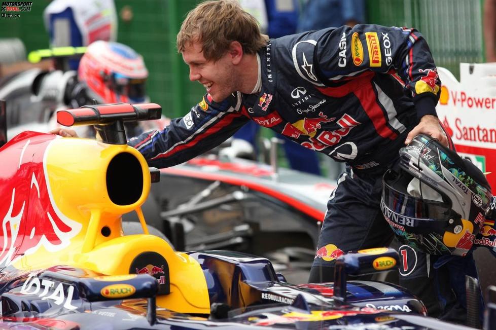 Sebastian Vettel (Red Bull) streichelt sein Auto