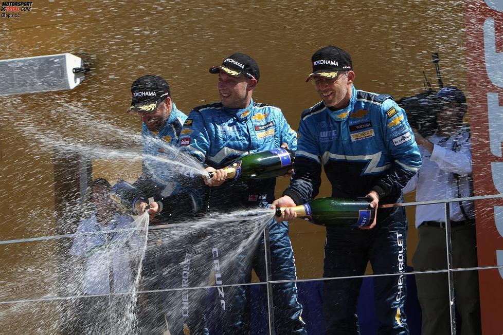 Yvan Muller (Chevrolet), Robert Huff (Chevrolet) und Alain Menu (Chevrolet) feiern den Herstellertitel in Valencia
