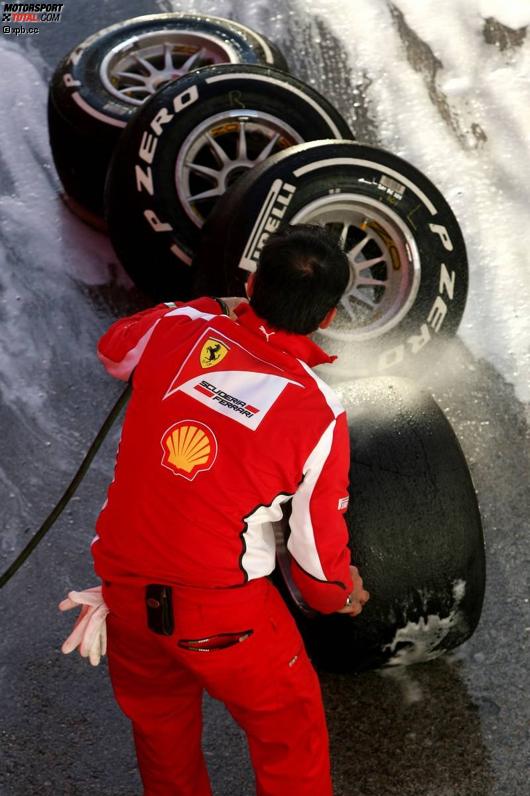 Ein Ferrari-Hecniker bereitet die Reifen und Felgen auf