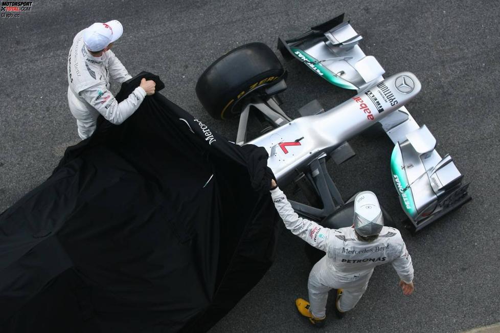 Michael Schumacher und Nico Rosberg enthüllen den Mercedes F1 W03