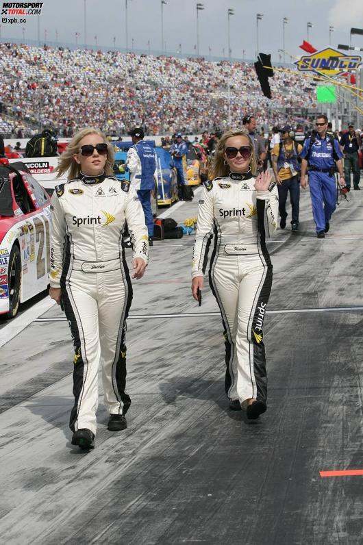 Zwei Sprint-Cup-Girls in der Pitlane von Daytona