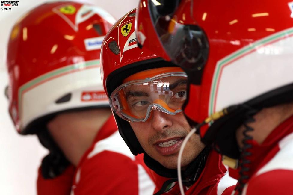 Ferrari-Mechaniker bereiten sich auf Boxenstopp-Übungen vor