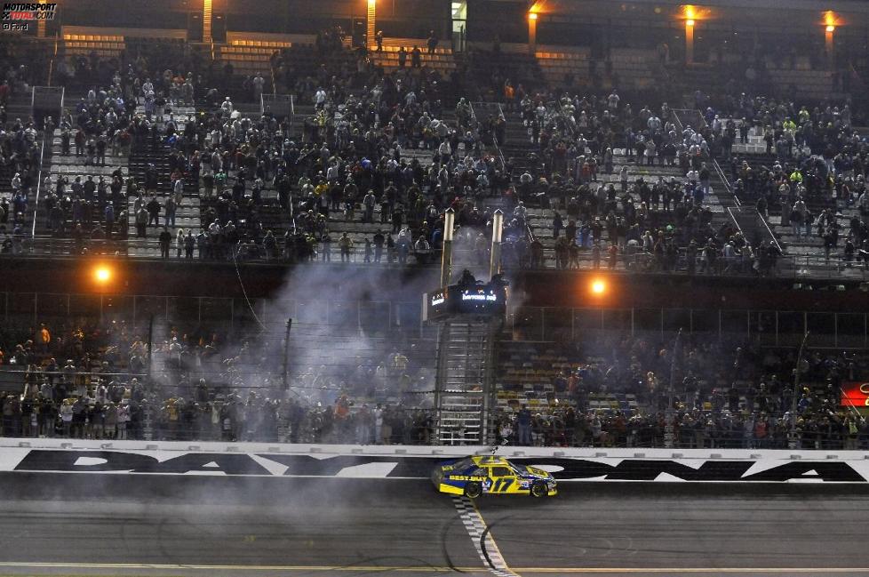 Matt Kenseth (Roush) feiert seinen zweiten Daytona-500-Sieg per Burnout 