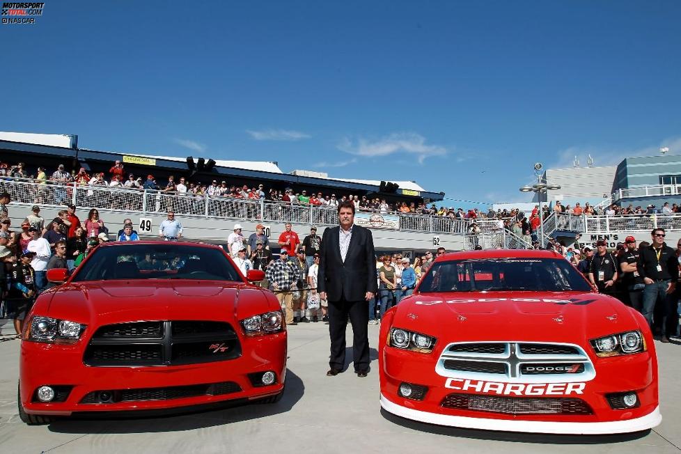 Die Straßenversion und die Rennversion des Dodge Charger für die Sprint-Cup-Saison 2013