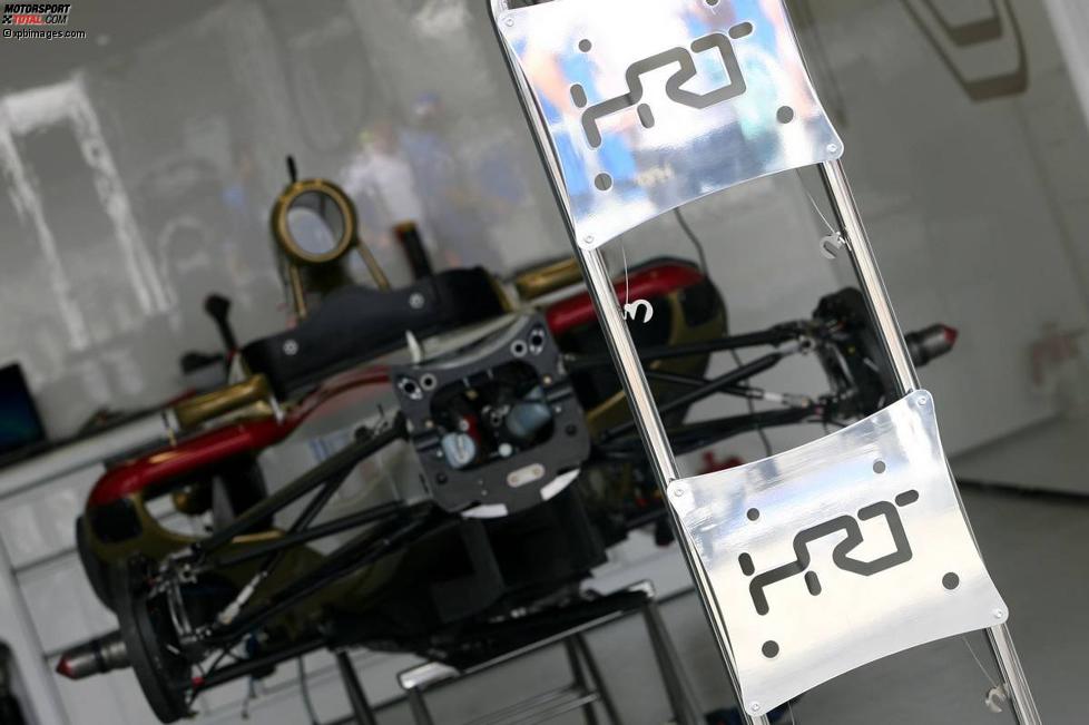 Der HRT F112 aufgebockt im der Box