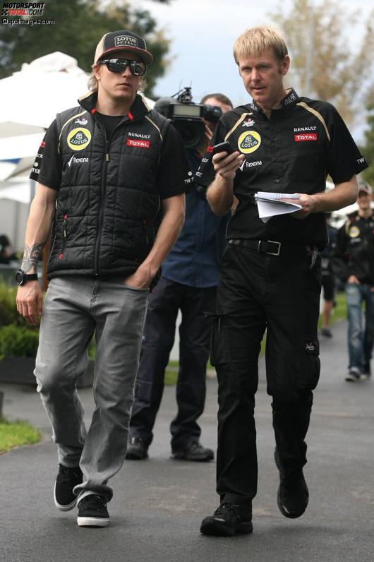 Kimi Räikkönen (Lotus) mit Pressesprecher Andy Stobart