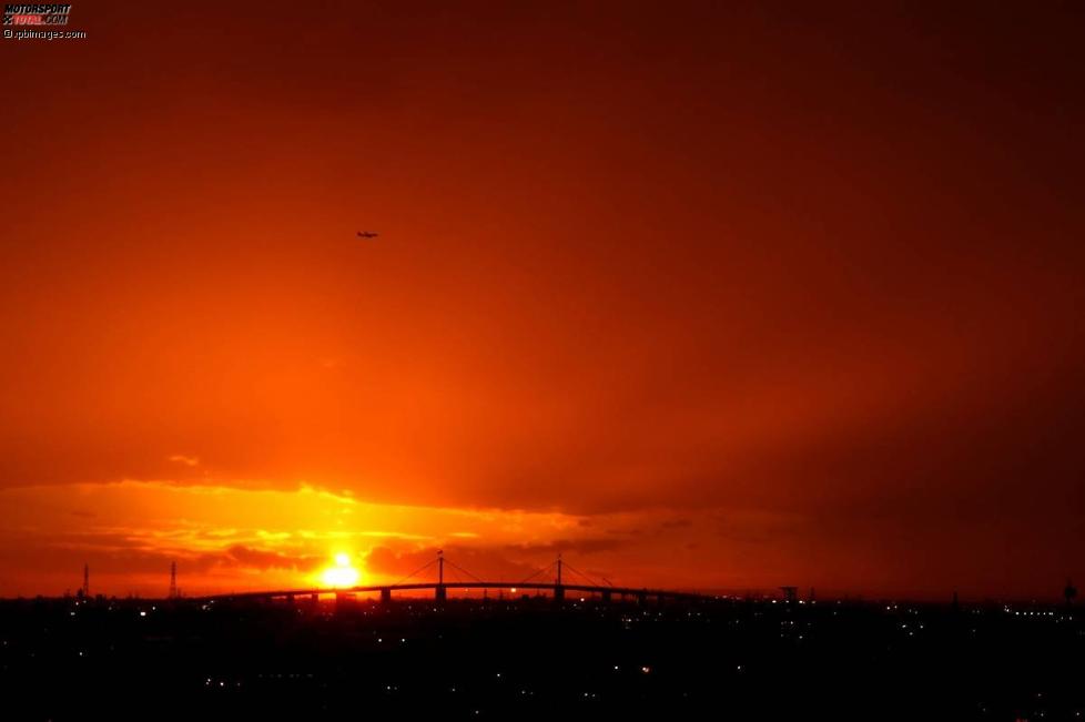 Sonnenuntergang in Melbourne am letzten Tag, ehe die Formel-1-Autos im Albert Park wieder ihre Runden drehen werden.