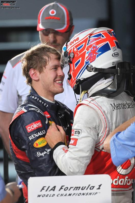 Sebastian Vettel (Red Bull) gratuliert Jenson Button (McLaren), der soeben den Saisonauftakt in Melbourne gewonnen hat.