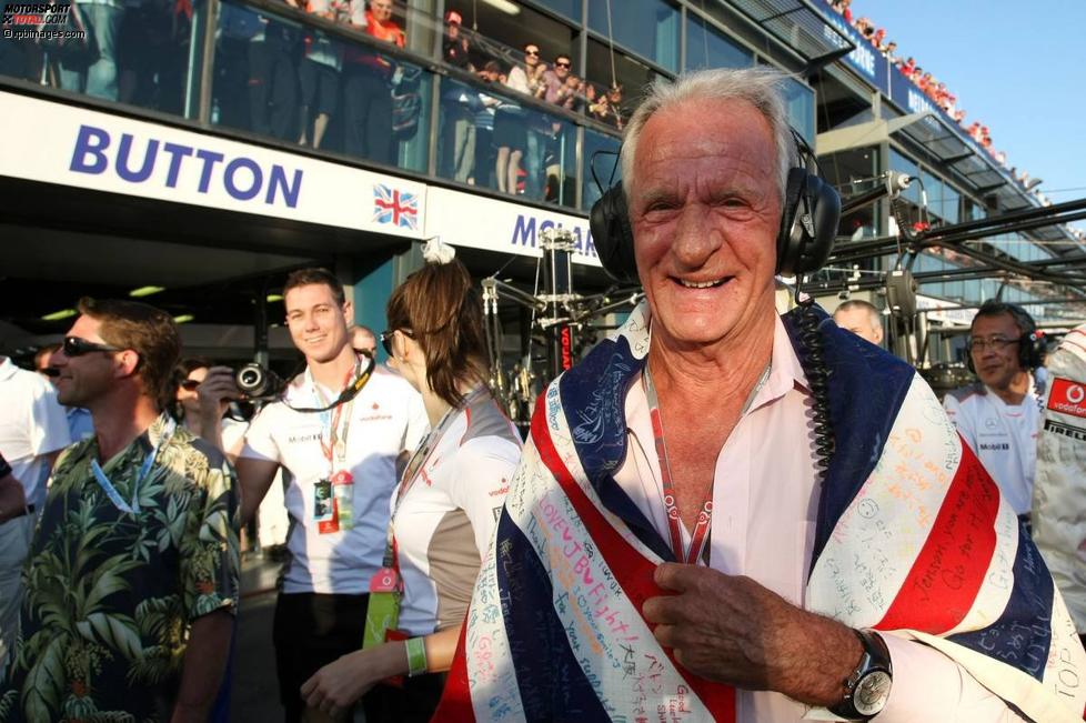 Ein stolzer Vater: John Button, Vater des Melbourne-Siegers Jenson Button (McLaren), feiert nach dem Rennen stilecht mit dem 