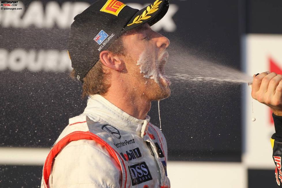 Schmeckt's? Jenson Button (McLaren) genießt den Champagner nach seinem Sieg in Australien.