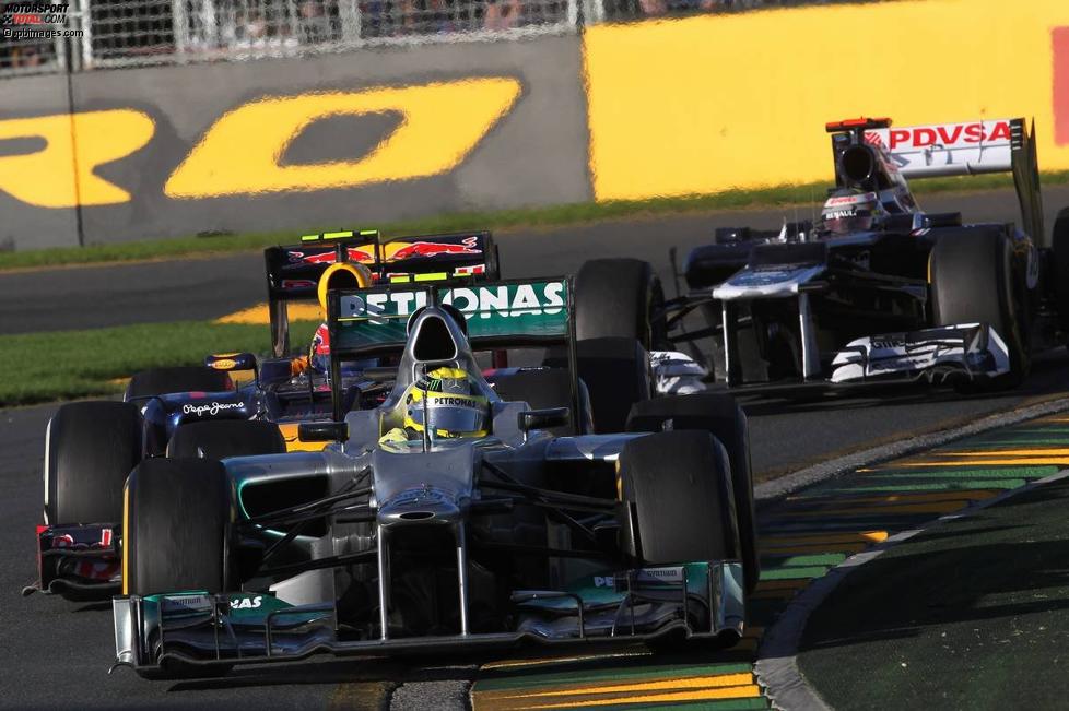 Nico Rosberg (Mercedes) muss sich im Rennen gegen die Konkurrenz zur Wehr setzen.