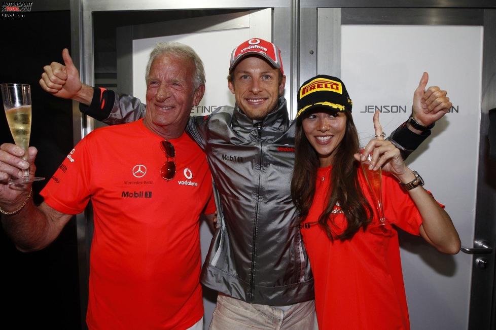 Jenson Button (McLaren) feiert seinen Australien-Sieg mit Vater John und Freundin Jessica Michibata