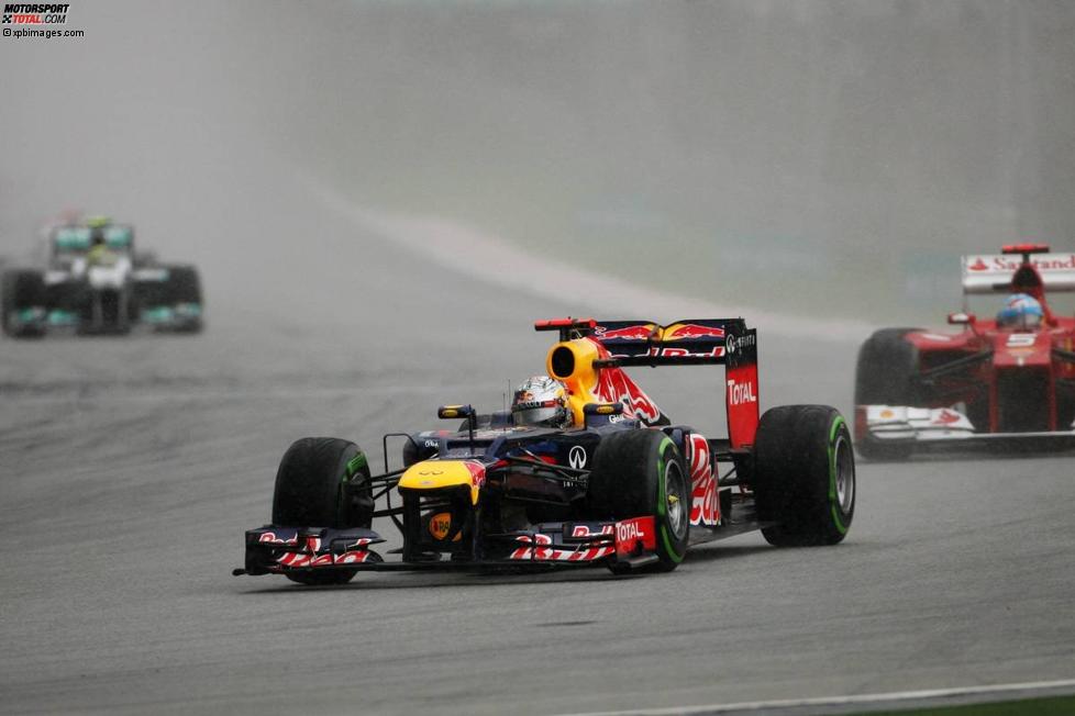 Sebastian Vettel (Red Bull) vor Fernando Alonso (Ferrari) 