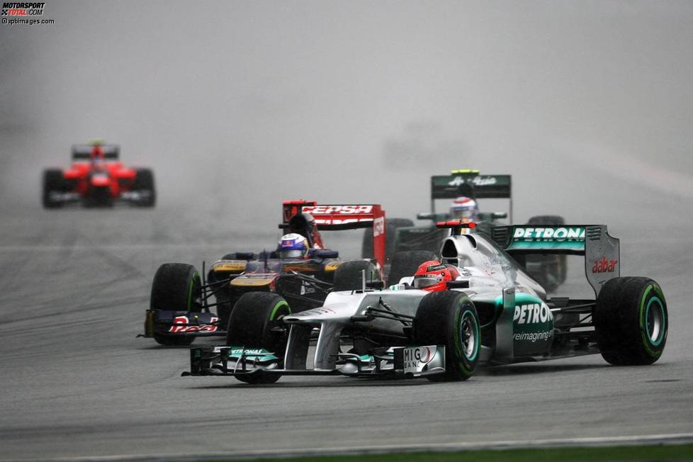 Wieder nicht das große Rennen: Von Rang drei kommende musste sich Michael Schumacher (Mercedes) mit vielen anderen Gegnern plagen - hier mit Daniel Ricciardo (Toro Rosso). Am Ende sprang ein magerer WM-Punkt heraus.