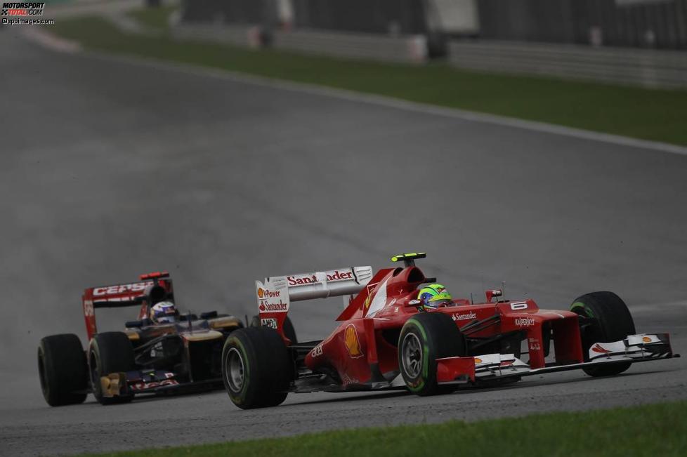 Felipe Massa (Ferrari) muss sich gegen Daniel Ricciardo (Toro Rosso) wehren
