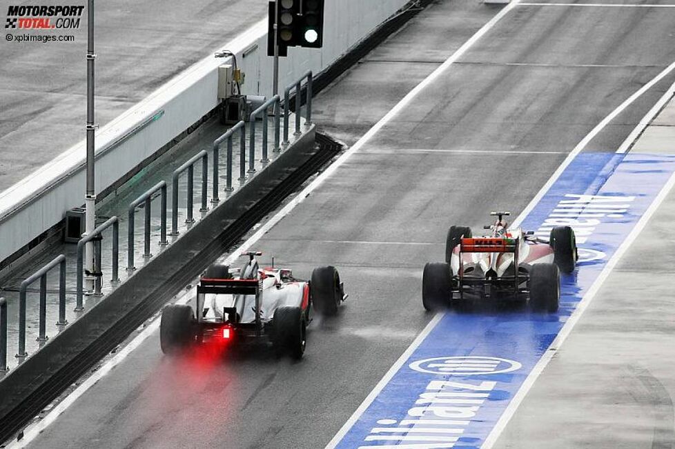 Narain Karthikeyan (HRT) und Jenson Button (McLaren) 