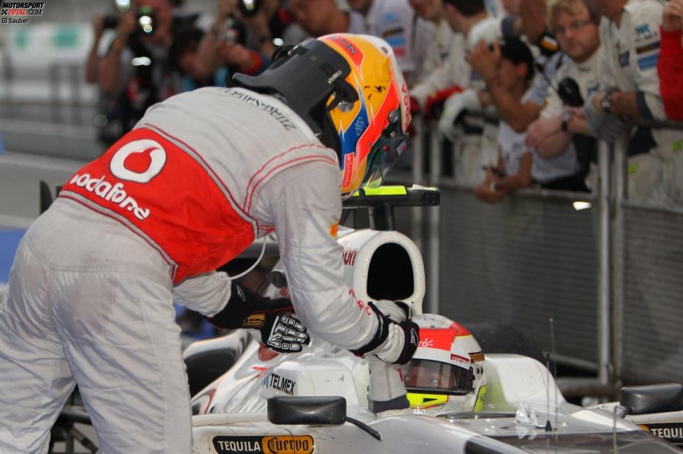 Lewis Hamilton (McLaren) gratuliert Sergio Perez (Sauber) 