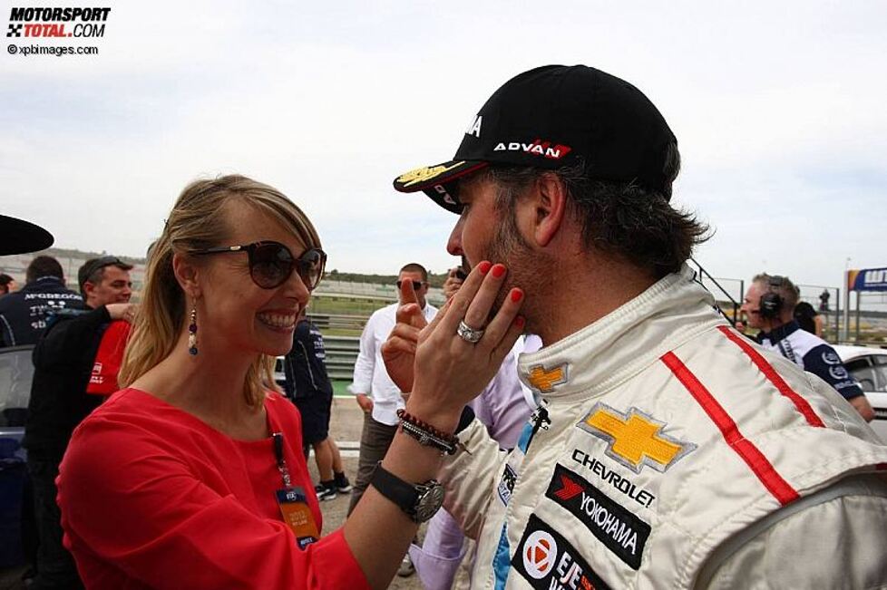 Freundin Justine gratuliert Yvan Muller (Chevrolet) 