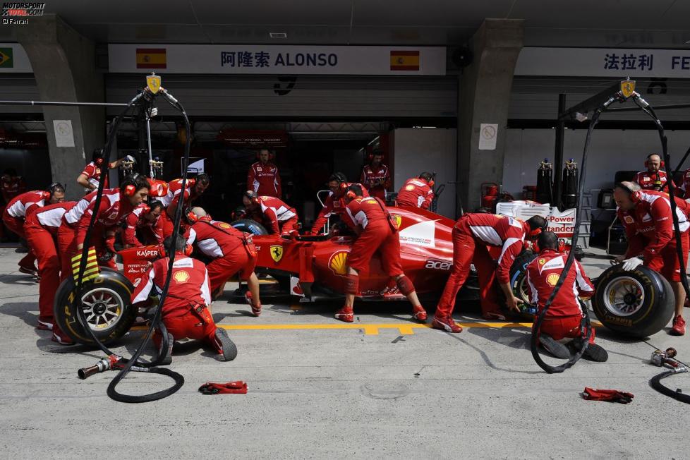 Ferrari-Crew beim Boxenstopp-Training
