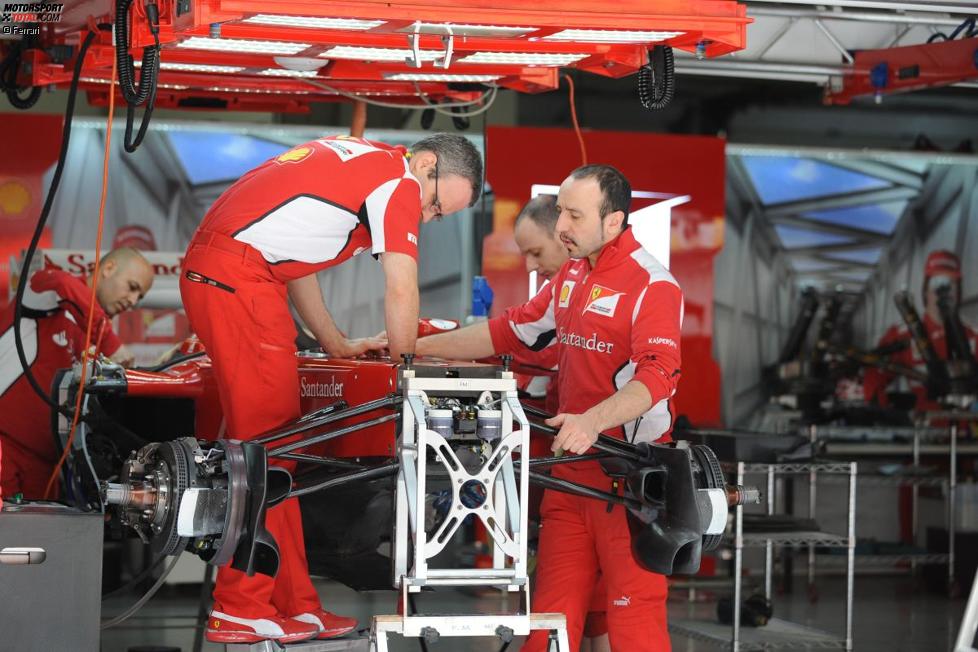 Stefano Domenicali (Teamchef, Ferrari) legt selbst Hand an