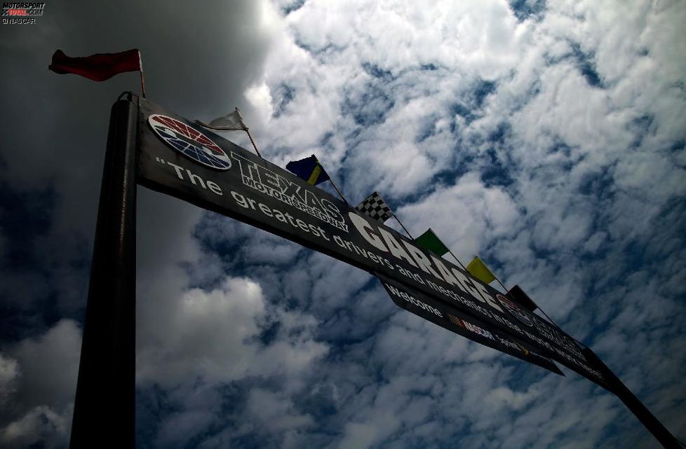 Der Texas Motor Speedway begrüßte die Piloten am Freitag mit bewölktem Himmel