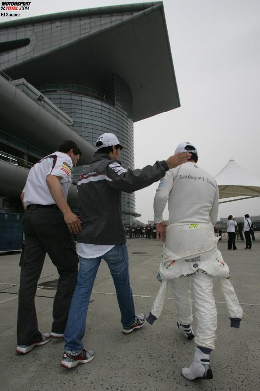 Sergio Perez gratuliert Kamui Kobayashi (Sauber)