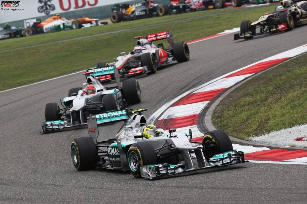 Sauberer Rennstart für Mercedes: Nico Rosberg und Michael Schumacher führten das Feld an.