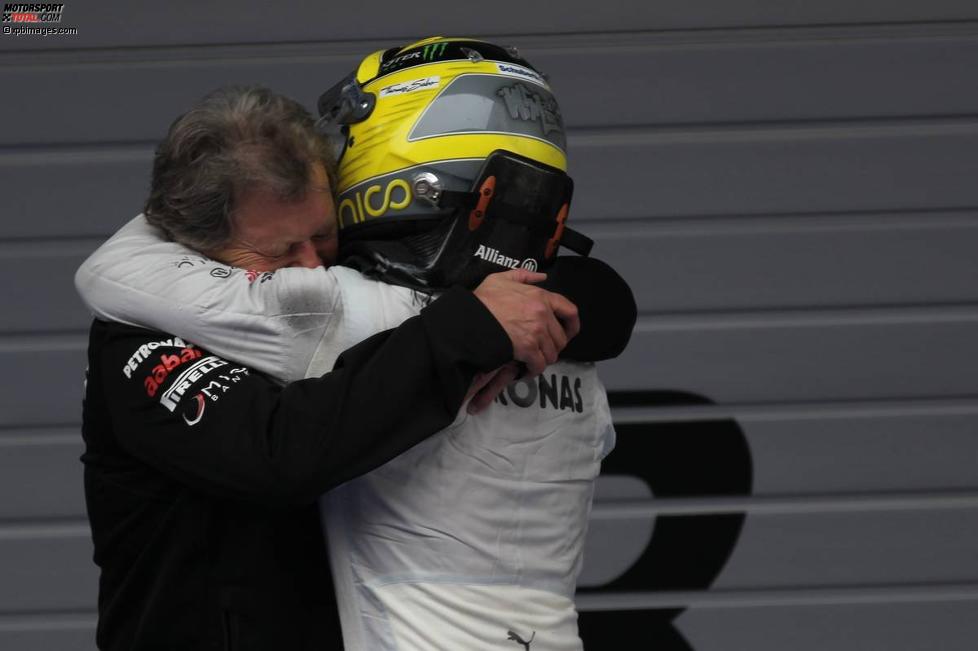 Freude nach dem ersten Mercedes-Werksteam-Sieg seit 1955: Norbert Haug (Mercedes-Motorsportchef) und Nico Rosberg (Mercedes) 