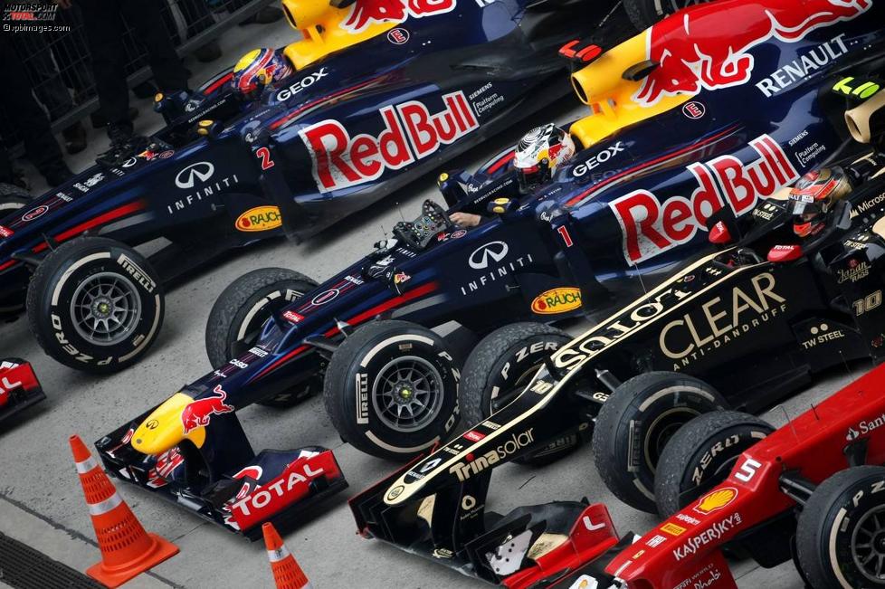 Mark Webber (Red Bull), Sebastian Vettel (Red Bull) und Romain Grosjean (Lotus) 