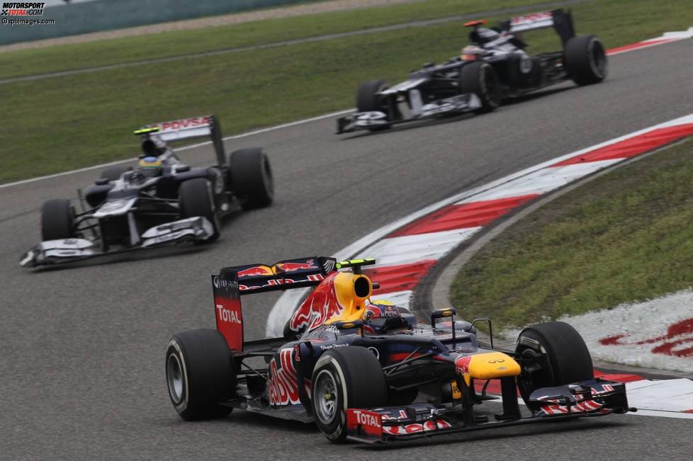 Mark Webber (Red Bull) vor Bruno Senna (Williams) 