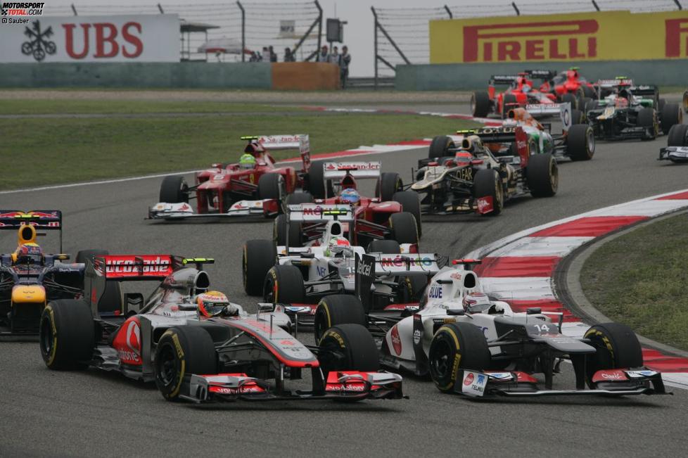 Lewis Hamilton (McLaren) Kamui Kobayashi (Sauber)