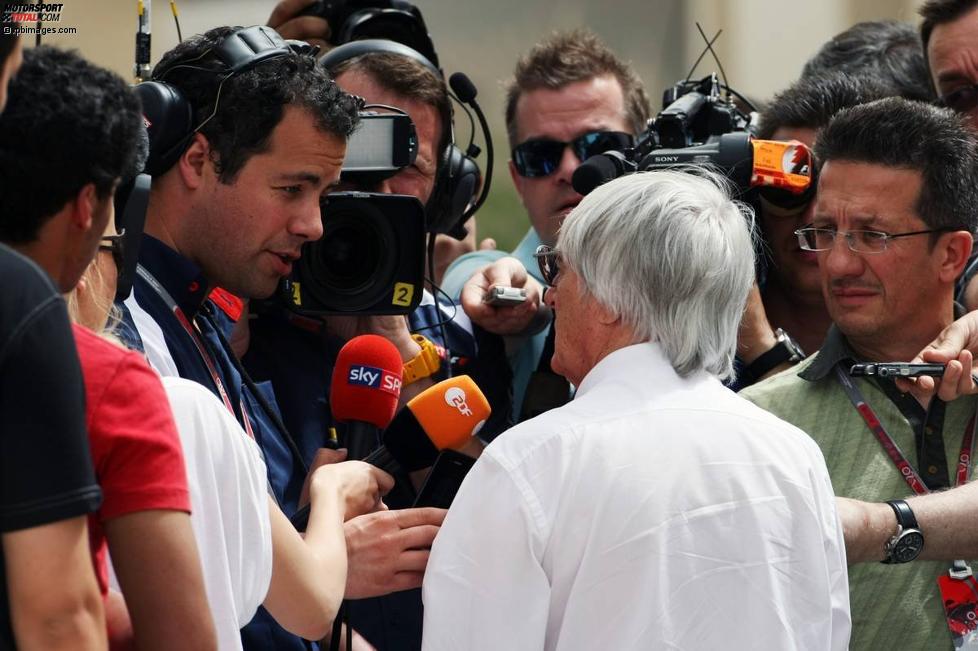 Bernie Ecclestone (Formel-1-Chef) muss sich kritischen Fragen der Medien stellen: Warum sagt man das Rennen nicht ab?