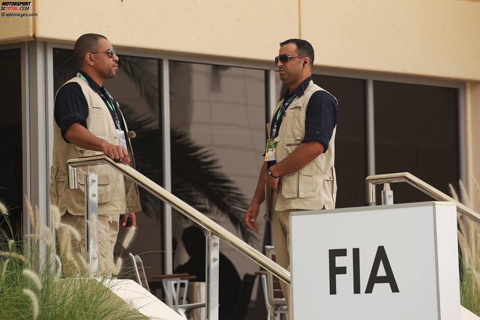 Security-Mitarbeiter vor dem FIA-Motorhome