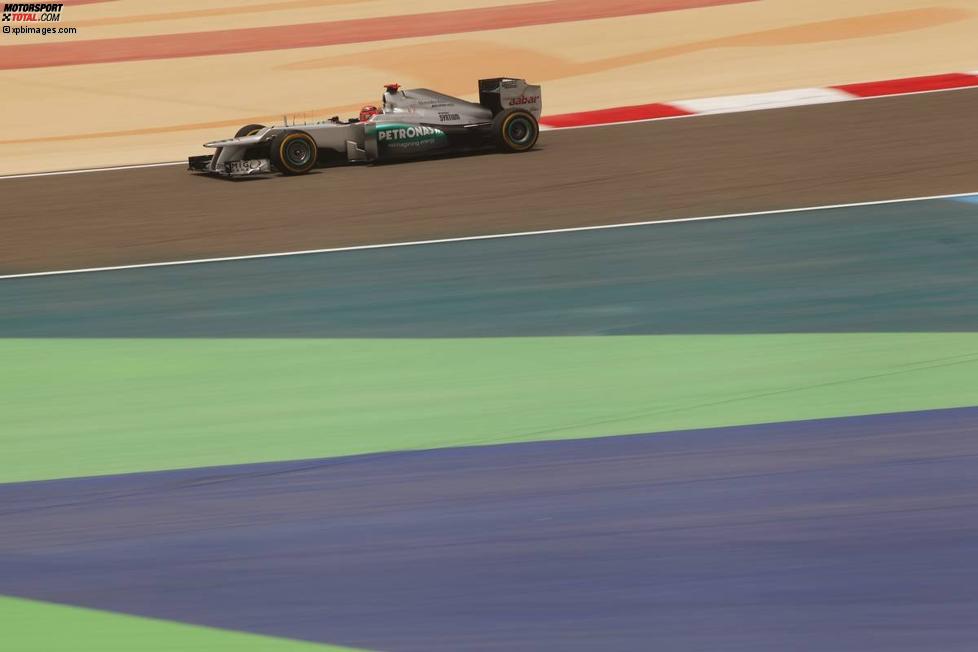 Bittere Pille für Michael Schumacher (Mercedes): Der Deutsche scheidet schon im ersten Qualifying-Teil auf Position 18 aus, weil es ein Problem mit dem Heckflügel gibt