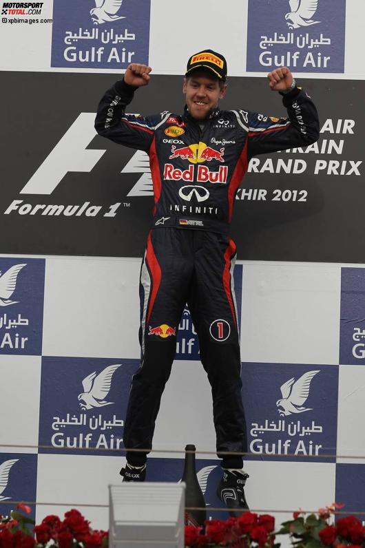 Sebastian Vettel (Red Bull) jubelt über den ersten Saisonsiegt, dank dem er auch gleich die Führung in der WM übernimmt!