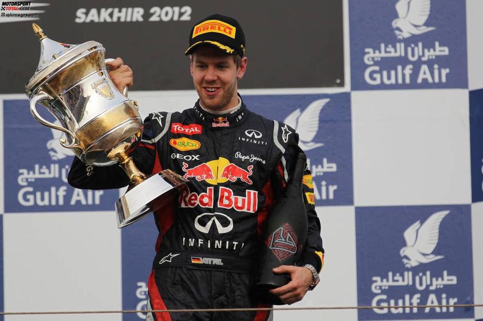Sebastian Vettel (Red Bull) präsentiert seinen Siegerpokal