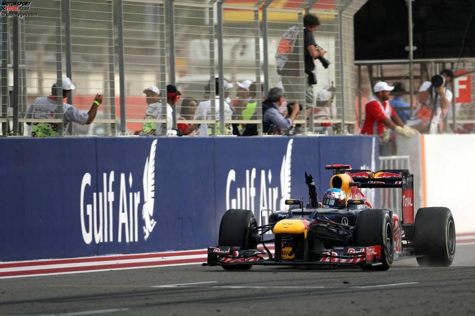 Sebastian Vettel (Red Bull) jubelt bei der Zieldurchfahrt nach 1 Stunde, 35 Minuten, und 10,990 Sekunden