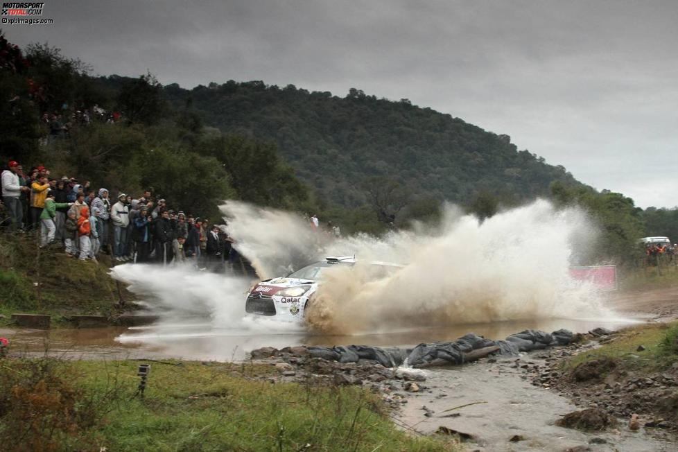 Nasser Al-Attiyah bei einer der spektakulären Wasserdurchfahrten