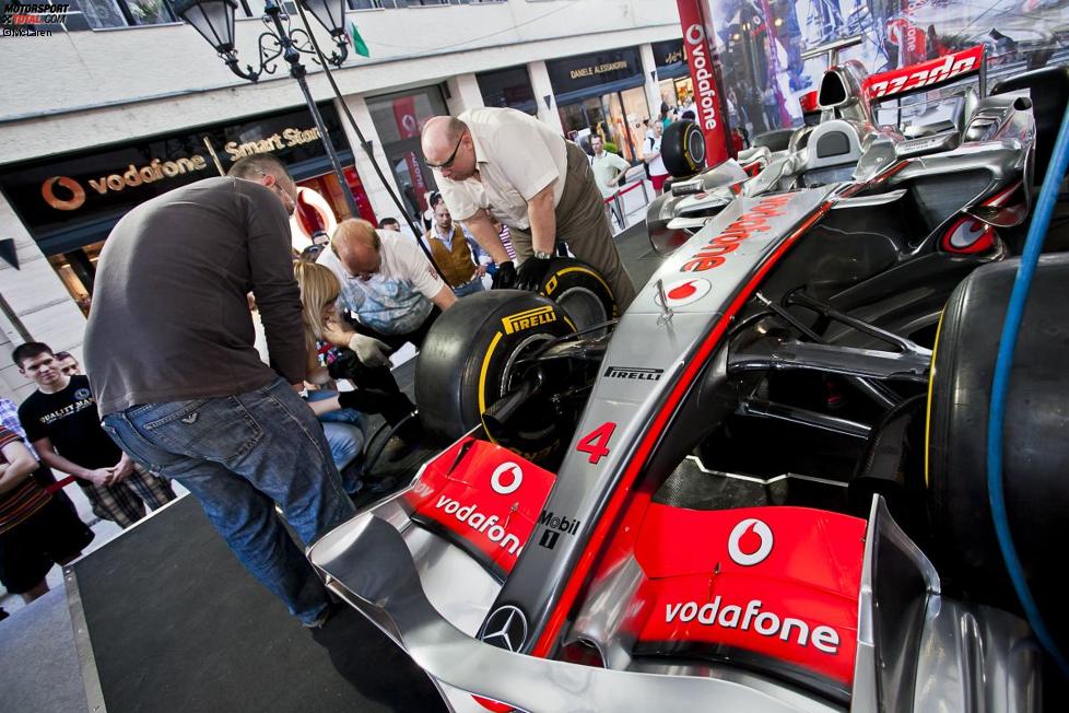 Jenson Button und das McLaren-Team bei einer PR-Veranstaltung für Sponsor Vodafone in Budapest