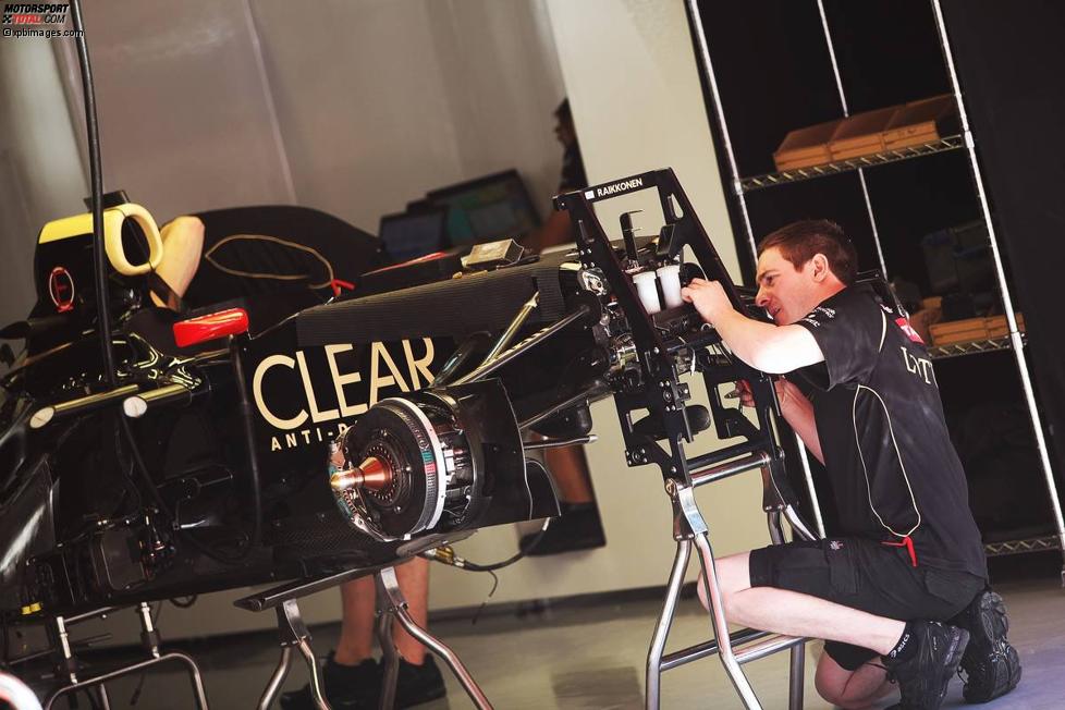 Arbeit am Wagen von Kimi Räikkönen (Lotus) 