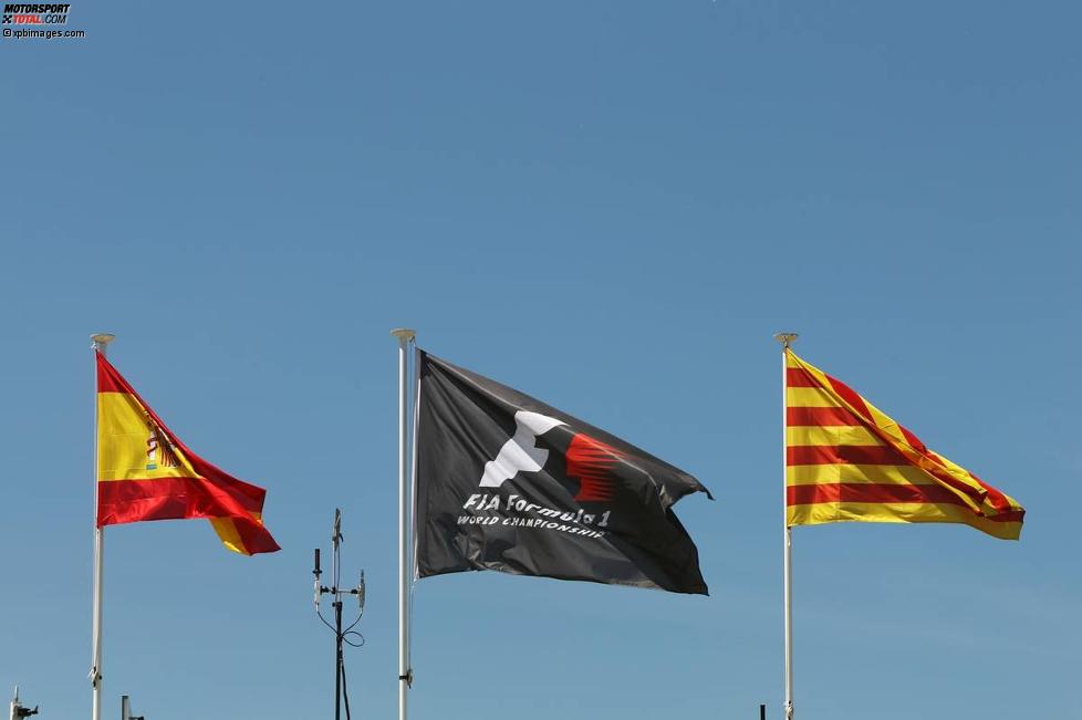 Die spanische und katalanische Flagge flankieren die F1-Flagge