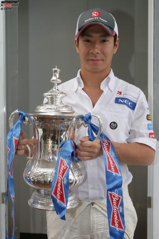 Kamui Kobayashi (Sauber) mit Chelseas FA-Cup