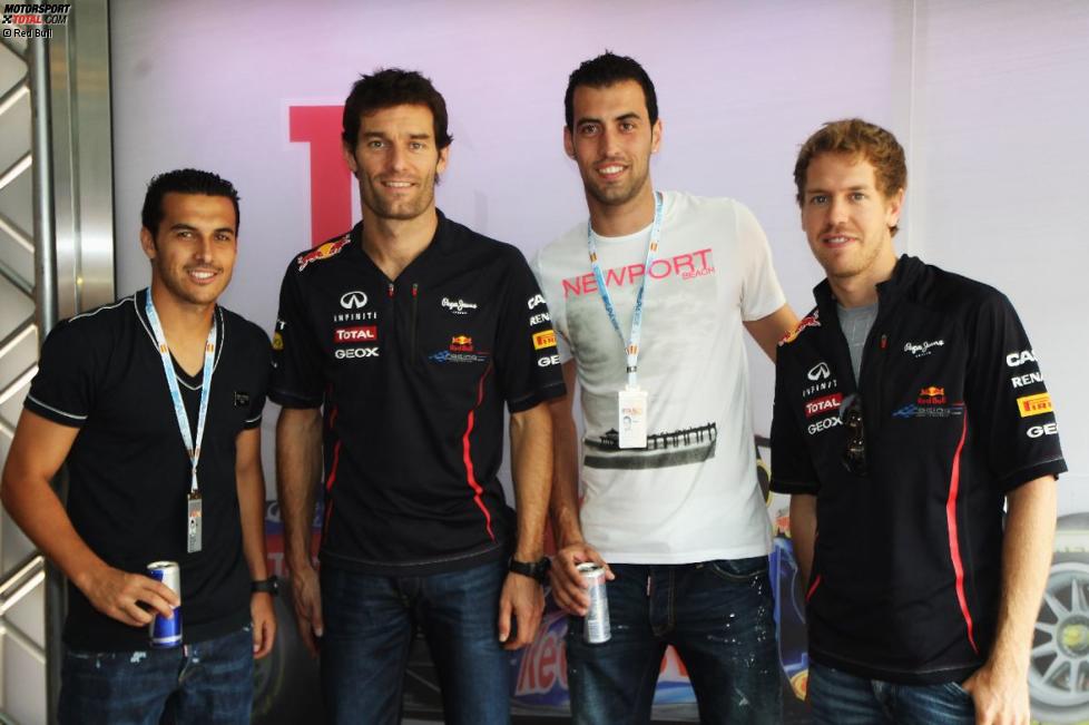 Mark Webber (Red Bull) und Sebastian Vettel (Red Bull) mit FC-Barcelona-Fußballern