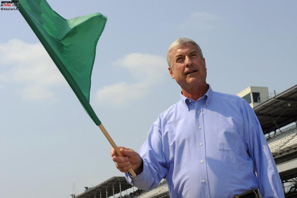 Indy-Anchorman Bob Jenkins schwenkt die Grüne Flagge