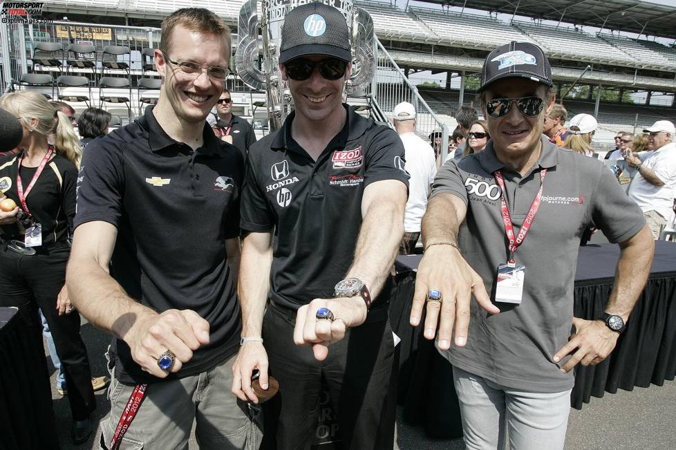 Die drei Franzosen Sebastien Bourdais, Simon Pagenaud und Jean Alesi steigen stolz ihre Indy-500-Ringe