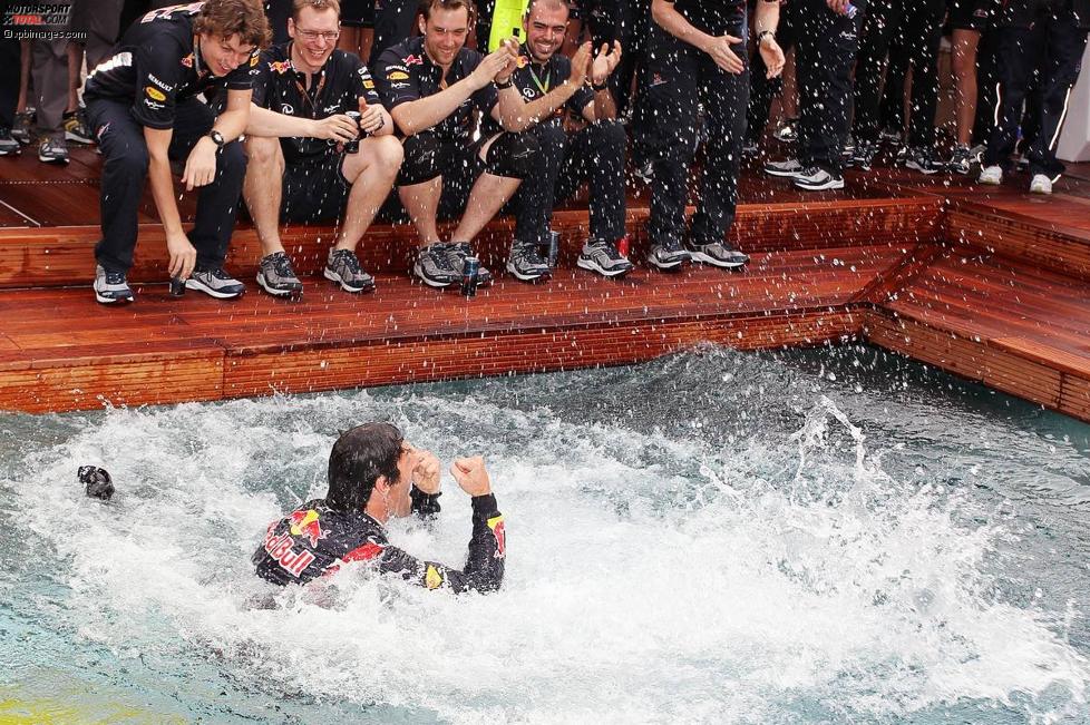 Das hat schon Tradition: Mark Webber (Red Bull) springt nach seinem Sieg in Monaco in den Pool!